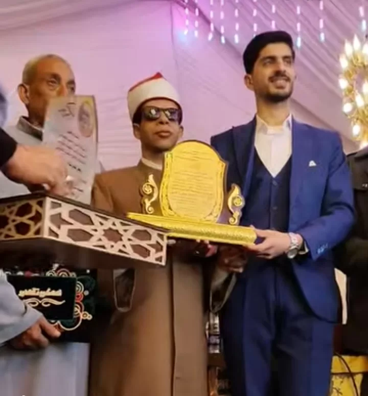 سيارة و 10 آلاف جنيه وفى ممر شرفى..أهالى "طبلوها"يكرمون عبد الرحمن "الأول"بمسابقة القرآن العالمية 21 - جريدة المساء سيارة و 10 آلاف جنيه وفى ممر شرفى..أهالى "طبلوها"يكرمون عبد الرحمن "الأول"بمسابقة القرآن العالمية 20 - جريدة المساء