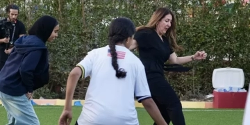 لمحات فنيه تقدمها السفيرة الامريكيه خلال مشاركتها مباراة كرة مع فتيات الاقصر 2 - جريدة المساء لمحات فنيه تقدمها السفيرة الامريكيه خلال مشاركتها مباراة كرة مع فتيات الاقصر 1 - جريدة المساء