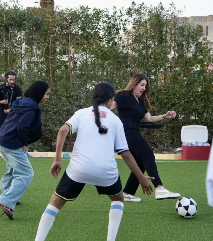 لمحات فنيه تقدمها السفيرة الامريكيه خلال مشاركتها مباراة كرة مع فتيات الاقصر 18 - جريدة المساء لمحات فنيه تقدمها السفيرة الامريكيه خلال مشاركتها مباراة كرة مع فتيات الاقصر 17 - جريدة المساء