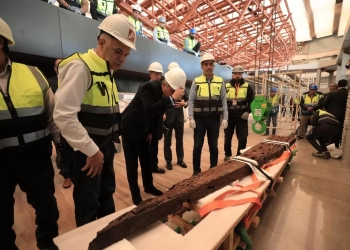 تثبيت أول قطعة خشبية لإعادة تركيب مركب خوفو الثانية بالمتحف الكبير 23 - جريدة المساء