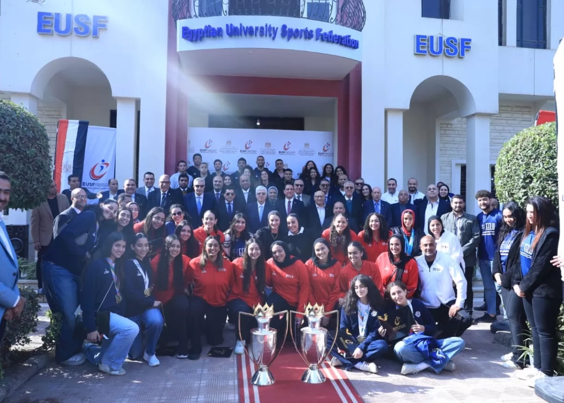 د.عاشور.. يكرم الطلاب الفائزين بالبطولة العالمية العاشرة للجامعات التي أقيمت ببرشلونة 16 - جريدة المساء