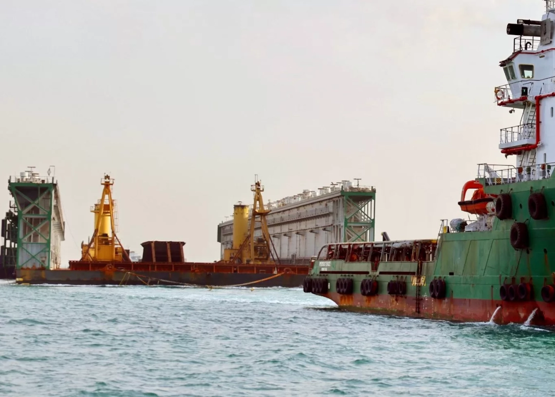 اضخم حوض عائم في العالم يعبر قناة السويس في 24 ساعة بمساعدة 5 قاطرات 19 - جريدة المساء