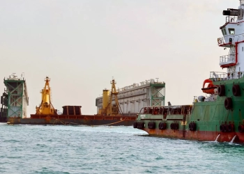 اضخم حوض عائم في العالم يعبر قناة السويس في 24 ساعة بمساعدة 5 قاطرات 29 - جريدة المساء اضخم حوض عائم في العالم يعبر قناة السويس في 24 ساعة بمساعدة 5 قاطرات 28 - جريدة المساء