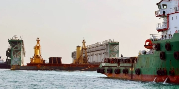 اضخم حوض عائم في العالم يعبر قناة السويس في 24 ساعة بمساعدة 5 قاطرات 1 - جريدة المساء