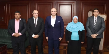 محافظ بني سويف يُناقش مع مسؤولي بنك الاستثمار معدلات تنفيذ المشروعات 1 - جريدة المساء