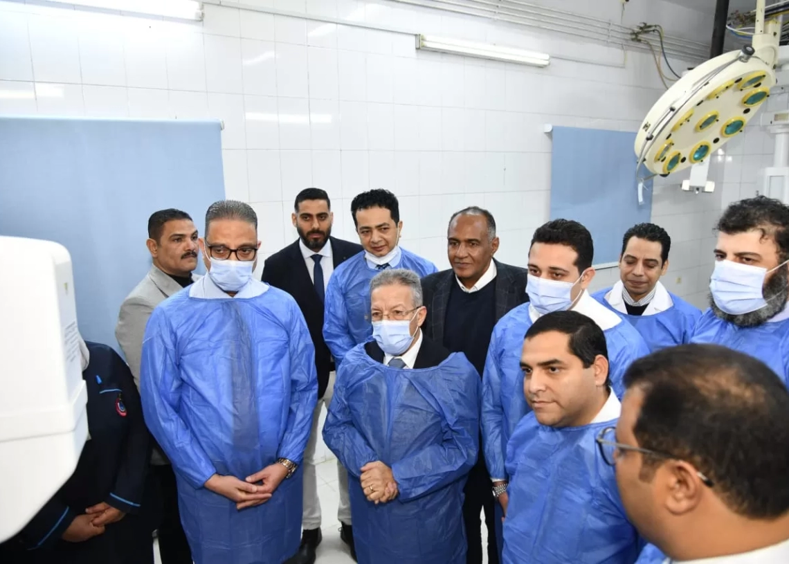 محافظ الفيوم ونقيب أطباء مصر يتفقدان وحدة المخ والأعصاب الجديدة بمستشفى سنورس المركزي 19 - جريدة المساء