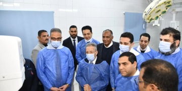 محافظ الفيوم ونقيب أطباء مصر يتفقدان وحدة المخ والأعصاب الجديدة بمستشفى سنورس المركزي 1 - جريدة المساء