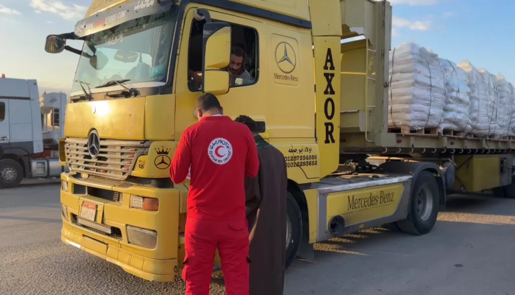 الهلال الأحمر يدفع بـ 131 ألف سلة غذائية وأكثر من 3 آلاف طن مساعدات لغزة 19 - جريدة المساء