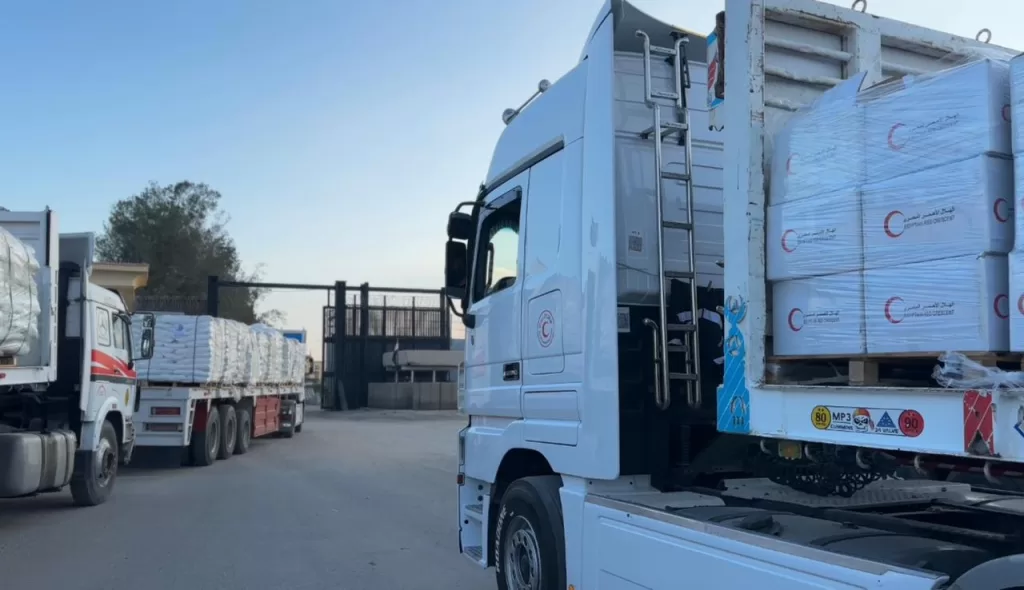 الهلال الأحمر يدفع بـ 131 ألف سلة غذائية وأكثر من 3 آلاف طن مساعدات لغزة 23 - جريدة المساء