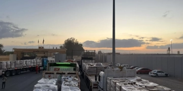 الهلال الأحمر المصرى يدفع بزاد 99 لأهل غزة