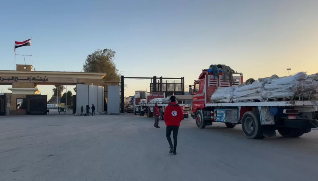 الهلال الأحمر يدفع بـ 130 ألف سلة غذائية و 22 ألف قطعة ملابس شتوية 23 - جريدة المساء