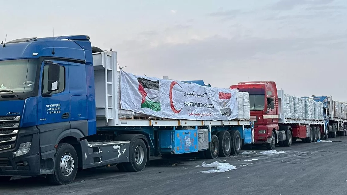 الهلال الأحمر المصرى يسير القافلة 85 لأهل غزة