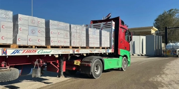 الهلال الأحمر يعزز دعم غزة بـ 305 ألف سلة غذائية و 33 ألف بطانية 1 - جريدة المساء