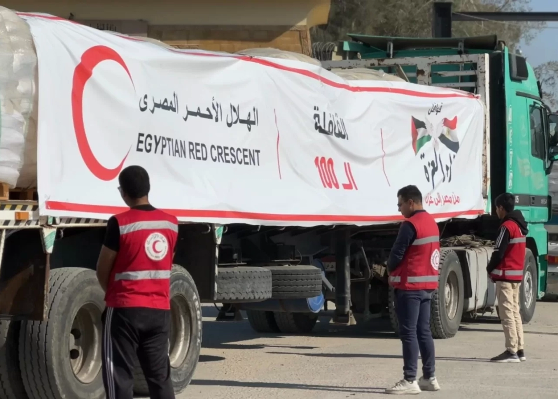 الهلال الأحمر المصري يطلق القافلة المئة زاد العزة لدعم غزة