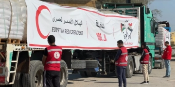 الهلال الأحمر المصري يطلق القافلة المئة زاد العزة لدعم غزة