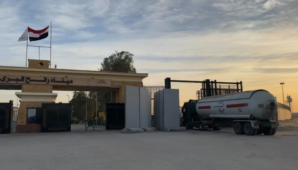 قافلة "زاد العزة" الـ100 تعبر لغزة بـ 5400 طن مساعدات وإمدادات شتوية عاجلة 21 - جريدة المساء