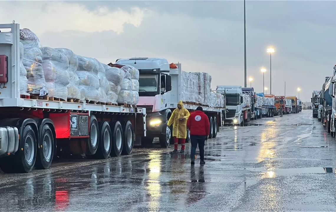 الهلال الأحمر يدفع بزاد العزة 103 لغزة