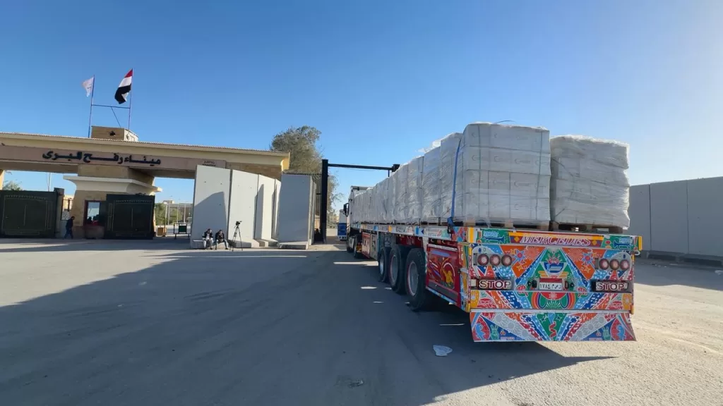 الهلال الأحمر يدفع بأكثر من 280 ألف سلة غذائية و 55 ألف قطعة ملابس شتوية إلى الأشقاء فى غزة 11 - جريدة المساء