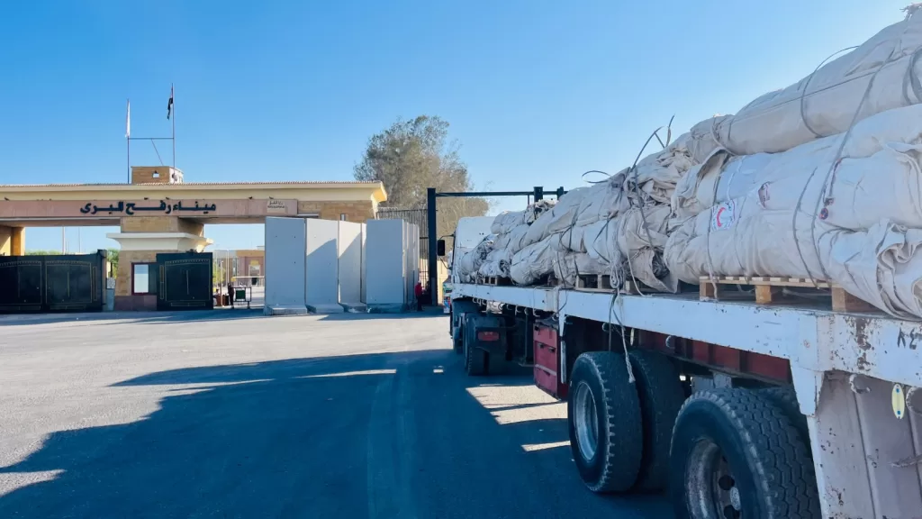 الهلال الأحمر يدفع بأكثر من 280 ألف سلة غذائية و 55 ألف قطعة ملابس شتوية إلى الأشقاء فى غزة 13 - جريدة المساء