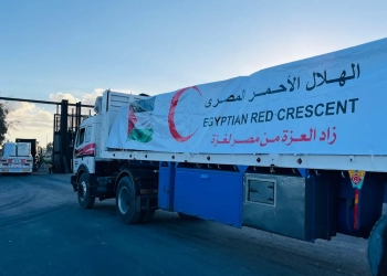 الهلال الأحمر يدفع بزاد العزة الـ 84 لأهل غزة