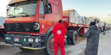 الهلال الأحمر يدفع قافلة «زاد العزة» في يومها الـ 105 لأهل غزة