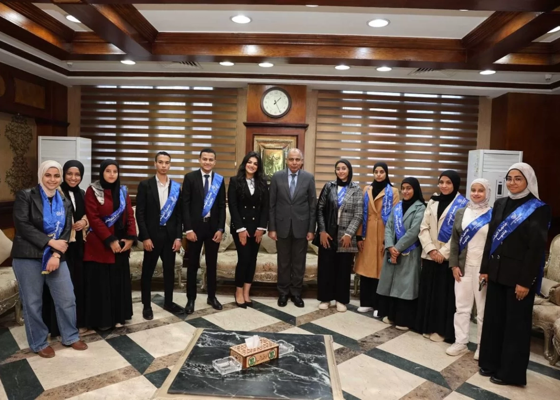 محافظ المنيا يلتقى الطلاب الفائزين بمنح «جامعة اللوتس» ويحثهم على مواصلة التميز 19 - جريدة المساء