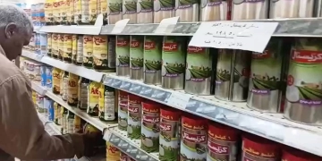 عقب زيارته المفاجئة للمجمع الإستهلاكى بالشيخ هارون .. محافظ أسوان يأمر بإحالة مدير فرع الشركة المصرية للنيابة العامة للتحقيق لعدم توافر السلع بالمجمع 1 - جريدة المساء