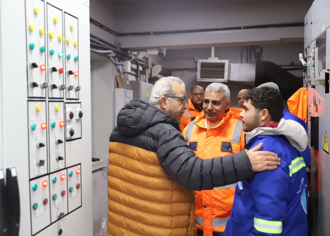 جولة تفقدية لرئيس صرف إسكندرية أثناء الأمطار 19 - جريدة المساء