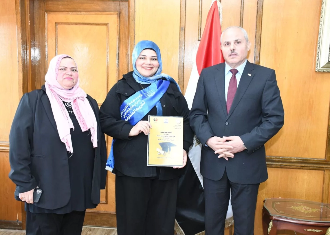 . رئيس جامعة القناة يُكرم الطلاب المتفوقين دراسياً من ابناء العاملين 20 - جريدة المساء . رئيس جامعة القناة يُكرم الطلاب المتفوقين دراسياً من ابناء العاملين 19 - جريدة المساء