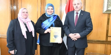 . رئيس جامعة القناة يُكرم الطلاب المتفوقين دراسياً من ابناء العاملين 2 - جريدة المساء . رئيس جامعة القناة يُكرم الطلاب المتفوقين دراسياً من ابناء العاملين 1 - جريدة المساء