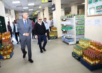 فى زيارة مفاجئة لمحافظ أسوان بالمجمع الإستهلاكى بالشيخ هارون .. التشديد على ضخ الكميات الكافية لتلبية إحتياجات المواطنين من السلع الإستراتيجية 24 - جريدة المساء فى زيارة مفاجئة لمحافظ أسوان بالمجمع الإستهلاكى بالشيخ هارون .. التشديد على ضخ الكميات الكافية لتلبية إحتياجات المواطنين من السلع الإستراتيجية 23 - جريدة المساء