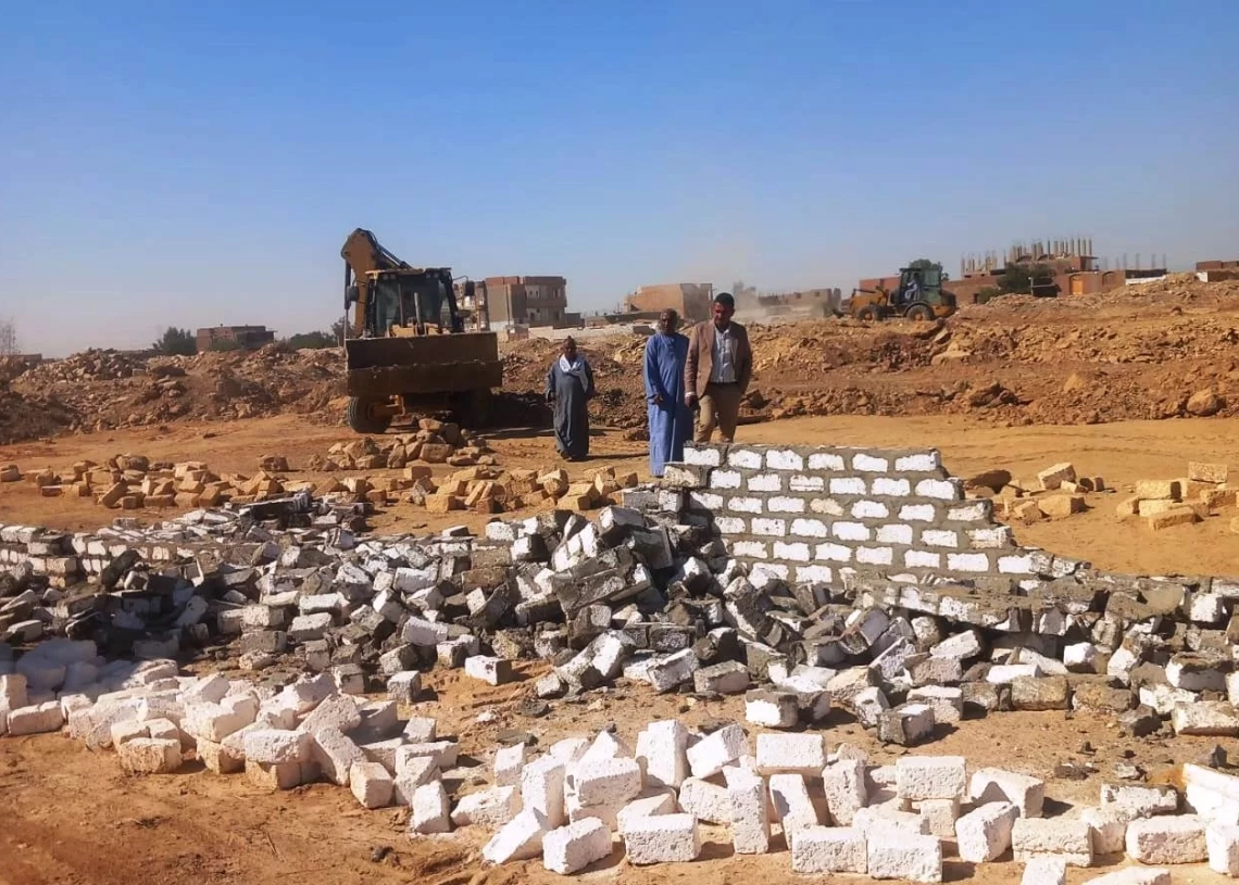 إزالة فورية فى المهد لحالات تعدى على أراضى أملاك الدولة بمدن أسوان 19 - جريدة المساء