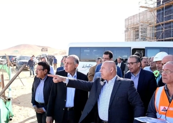 محافظ المنيا يستقبل نائب رئيس مجلس الوزراء للتنمية الصناعية ووزير الصناعة والنقل لتفقد محطات ومسار القطار الكهربائي السريع 25 - جريدة المساء