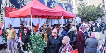 سيدات الاسكندريه يتحدين الامطار ويشاركن في الانتخابات 1 - جريدة المساء