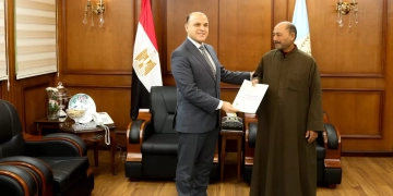 محافظ كفرالشيخ يُسلّم 7 عقود تقنين أراضي أملاك دولة للمستفيدين من المواطنين 1 - جريدة المساء