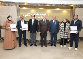 محافظ بني سويف يكرّم عددًا من المتميزين من أبناء المحافظة خلال اجتماع المجلس التنفيذي تقديرًا لجهودهم 28 - جريدة المساء محافظ بني سويف يكرّم عددًا من المتميزين من أبناء المحافظة خلال اجتماع المجلس التنفيذي تقديرًا لجهودهم 27 - جريدة المساء