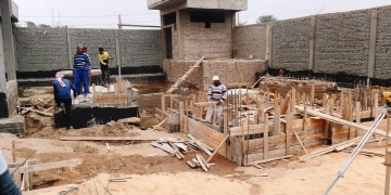 محافظ أسوان : تكثيف الجهود لرفع نسب التنفيذ بمشروع الصرف الصحى بقرية غرب سهيل .. ومعاونه يتابع ميدانياً الأعمال الجارية بالمشروع 1 - جريدة المساء