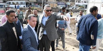 محافظ أسوان يتفقد نقاط العبور المؤقتة بمزلقان السيل القديم 1 - جريدة المساء