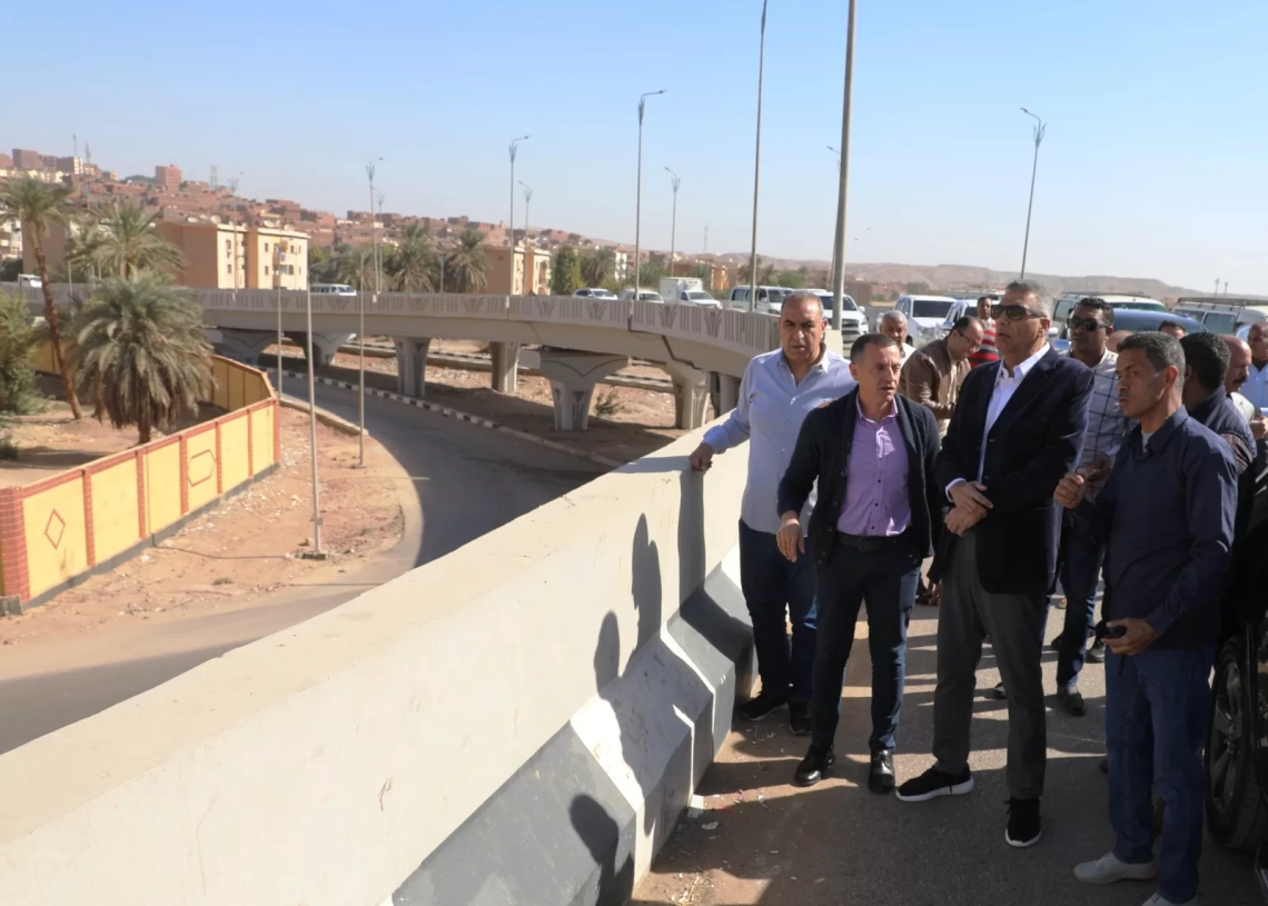 للحفاظ على سلامة المواطنين من الحوادث المتكررة .. محافظ أسوان يتفقد موقع إنشاء كوبرى للمشاه بمزلقان كيما 17 - جريدة المساء