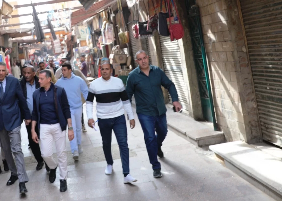 محافظ أسوان يقود حملة مفاجئة لإعادة الانضباط ورفع الإشغالات 19 - جريدة المساء