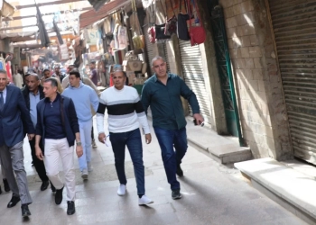 محافظ أسوان يقود حملة مفاجئة لإعادة الانضباط ورفع الإشغالات 15 - جريدة المساء