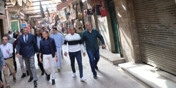 محافظ أسوان يقود حملة مفاجئة لإعادة الانضباط ورفع الإشغالات 1 - جريدة المساء