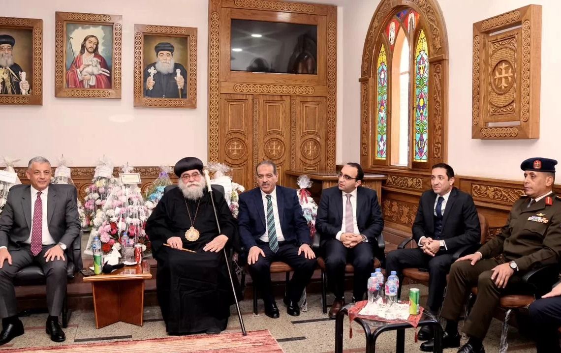محافظ الإسماعيلية يزور الكنائس مؤكداً وحدة المصريين في عيد الميلاد 18 - جريدة المساء