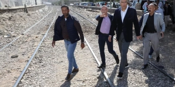 إعادة فتح إحدى نقاط العبور المؤقتة على خطوط السكك الحديدية بجوار مزلقان السيل القديم بأسوان 1 - جريدة المساء