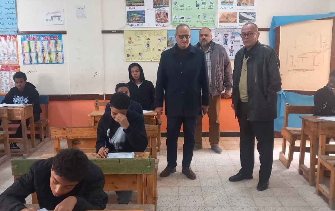 وكيل تعليم أسوان يتابع امتحانات الشهادة الإعدادية بلجنة نجيب محفوظ..ويتفقد لجان تقدير الدرجات 19 - جريدة المساء