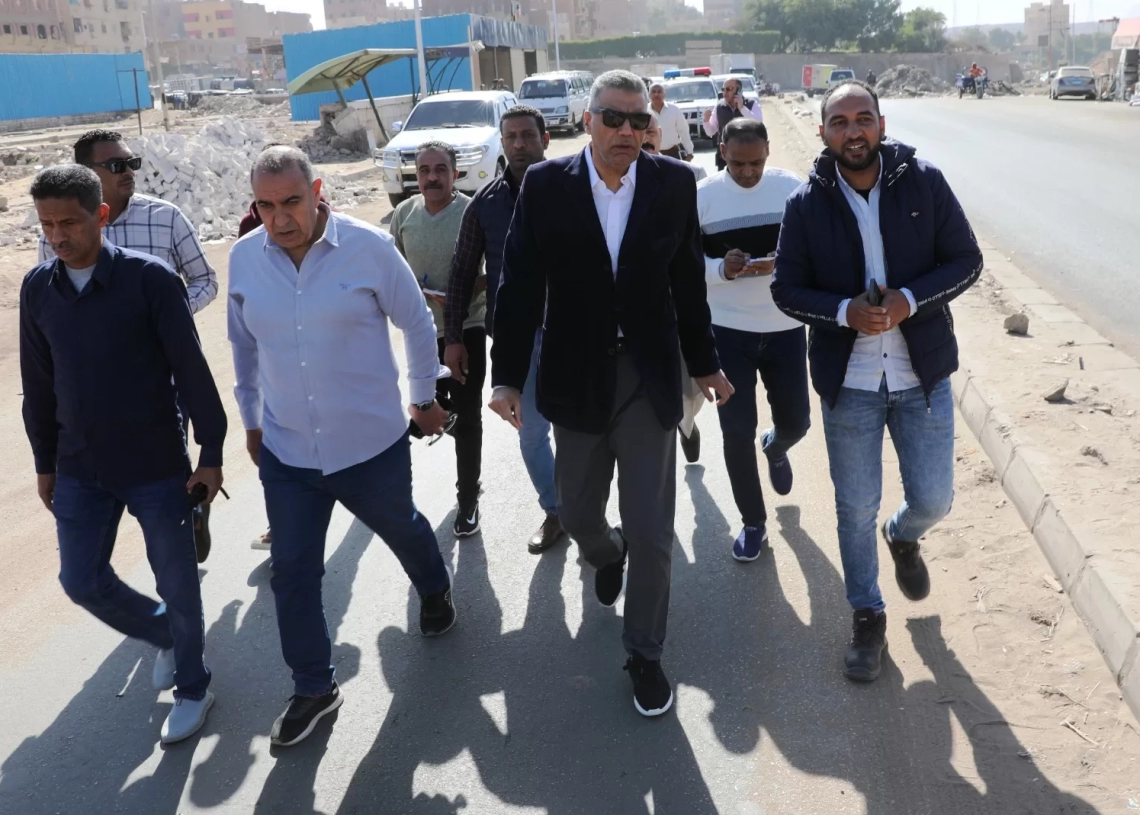 محافظ أسوان يتفقد مشروع تطوير ورفع كفاءة طريقى كيما والسماد .. وإنجاز 97% من المشروع .. وتكثيف الجهود لنهوه خلال شهر 18 - جريدة المساء