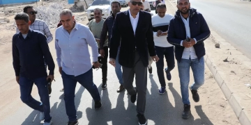 محافظ أسوان يتفقد مشروع تطوير ورفع كفاءة طريقى كيما والسماد .. وإنجاز 97% من المشروع .. وتكثيف الجهود لنهوه خلال شهر 1 - جريدة المساء