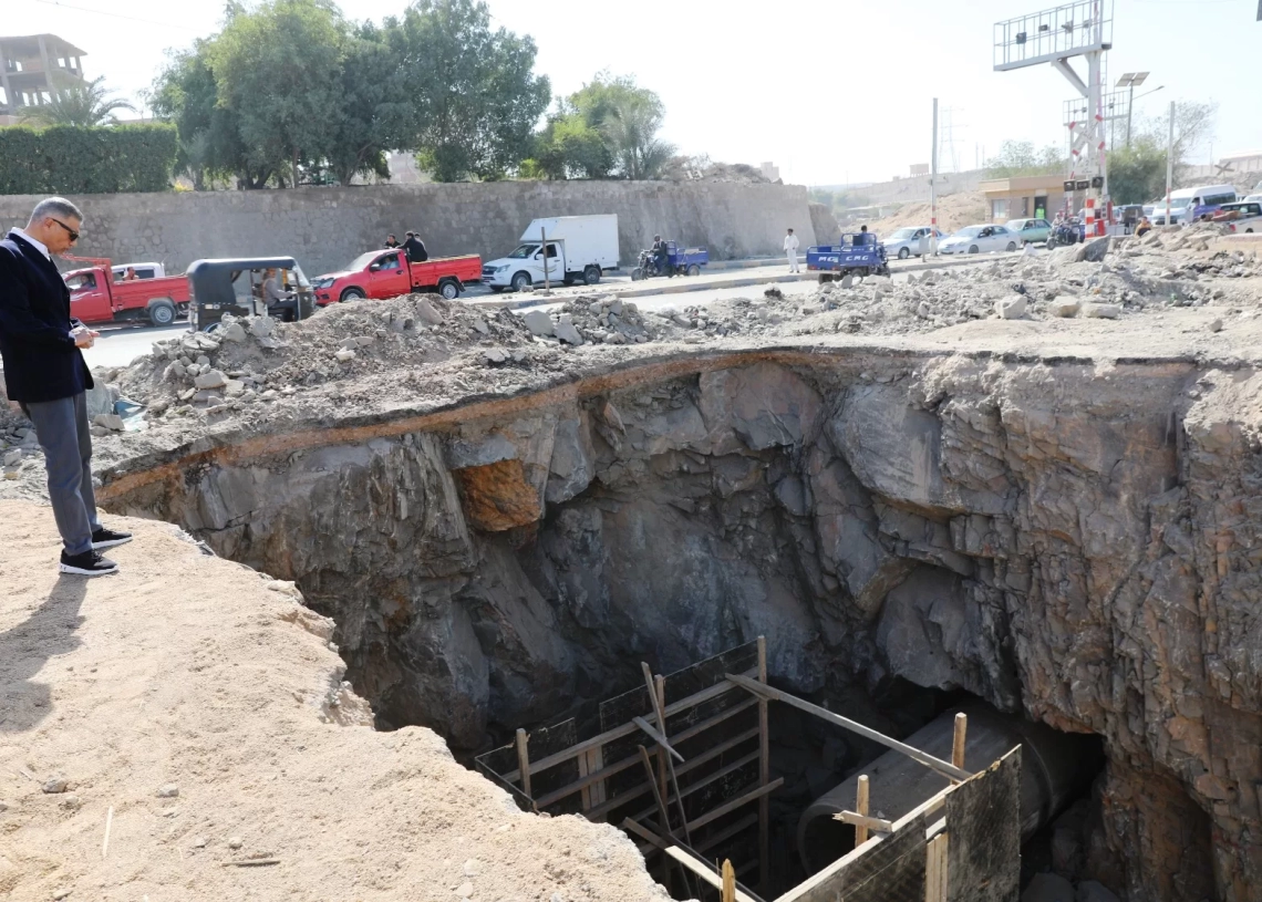 بتمويل سويسرى .. محافظ أسوان يتفقد مشروع تحسين خدمة مياه الشرب .. وتنفيذ العداية النفقية لإنتظام تدفقات المياه بمناطق شرق ووسط المدينة 19 - جريدة المساء