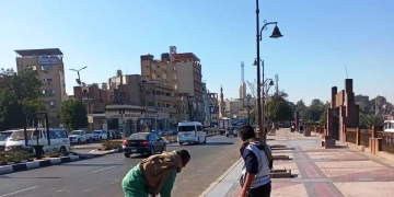 محافظ أسوان يتابع جهود إدارة الحدائق لإستكمال أعمال التشجير وإنشاء شبكة رى للأشجار المنزرعة بمشروع تطوير طريق السادات 1 - جريدة المساء