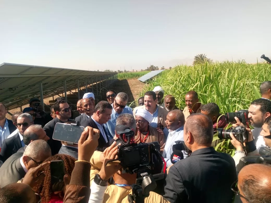 محافظ البنك المركزى ووزير الزراعة ومحافظ أسوان يتفقدون عددا من المشروعات التنموية بنصر النوبة 19 - جريدة المساء